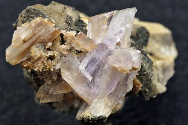 Creedite on Quartz Creedite on Quartz