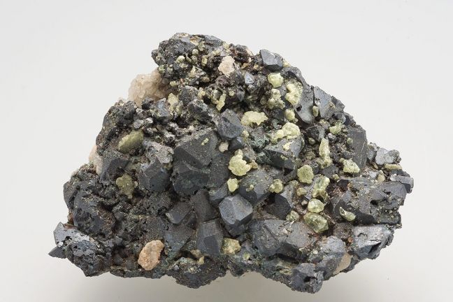 Bromian Chlorargyrite on Cuprite