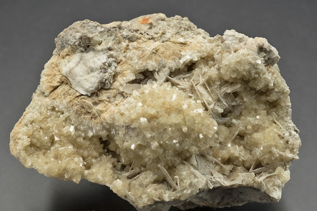 Brewsterite-(Sr) on Strontianite with Calcite