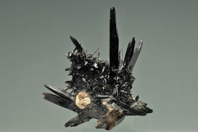 Aegirine, Quartz and minor Zircon